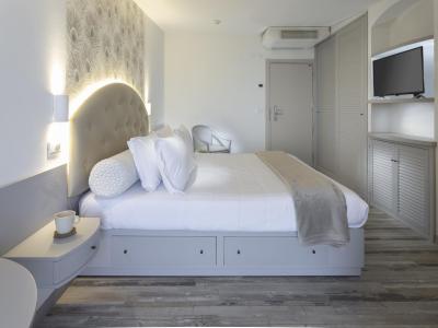 Modern room with a double bed and TV.