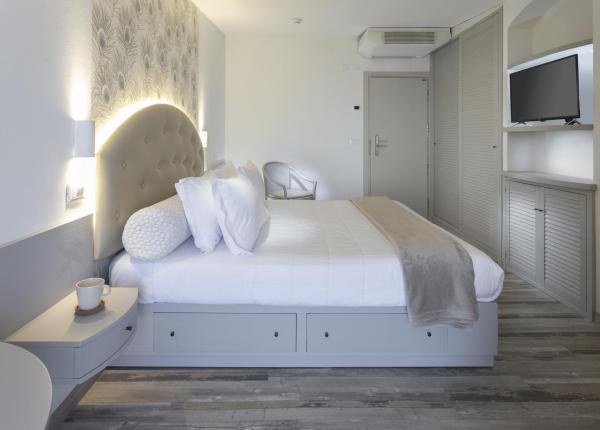 Modern room with a double bed and TV.